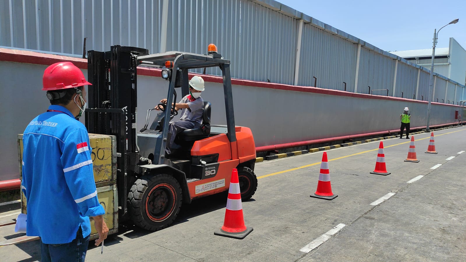 Cara Menjadi Operator Forklift Profesional: Syarat SIO, Tugas, dan Aturan K3 Terbaru
